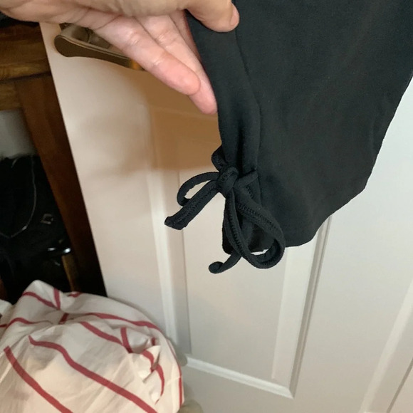 EUC women’s NIKE DRI-FIT pullon black cropped pants size medium - Picture 4 of 8